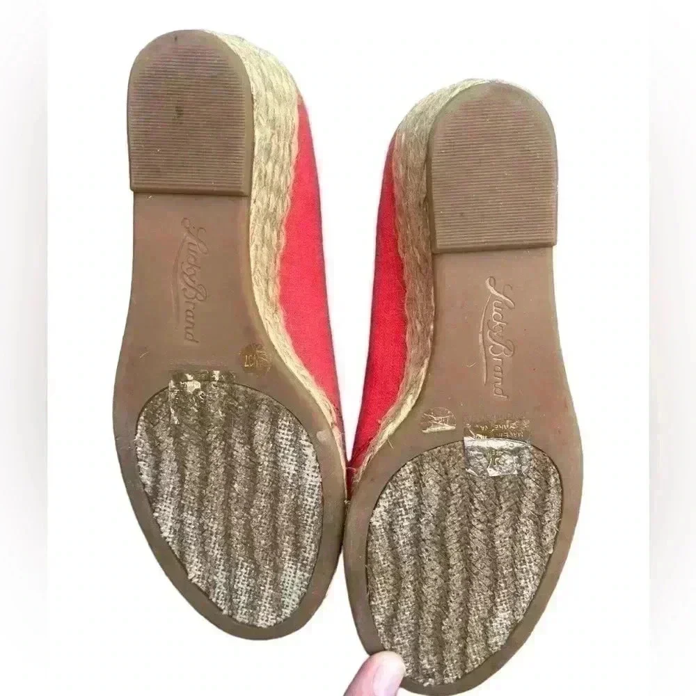 Lucky Brand Wedge Heel Shoe in size 7. Gorgeous coral color with peek-a-boo toe - Picture 7 of 7